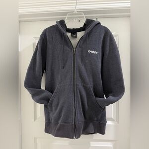 Grey men’s Oakley with working zipper hoodie
Size: medium
Small stain on back